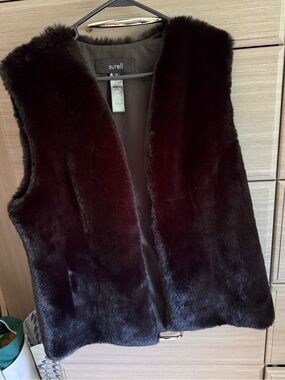 Surell Plush Faux Fur Vest in black